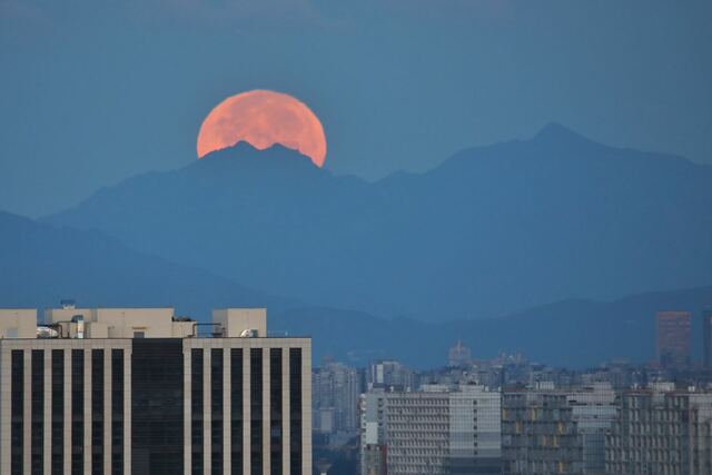 清晨，北京初升的朝阳照亮大地