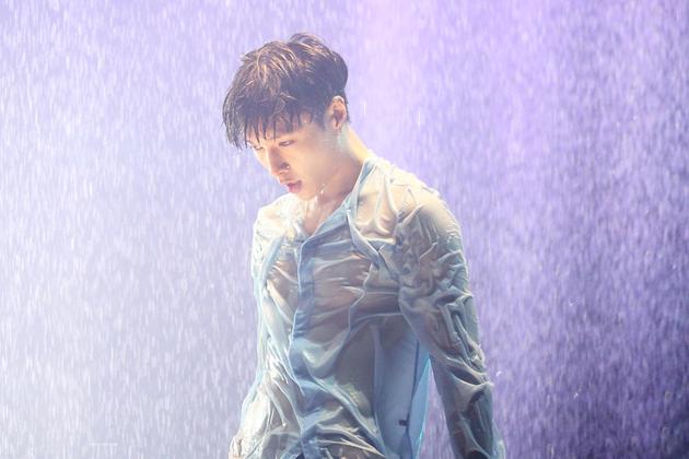 张艺兴舞台遇服装事故 裸身热舞狂撩妹(图)