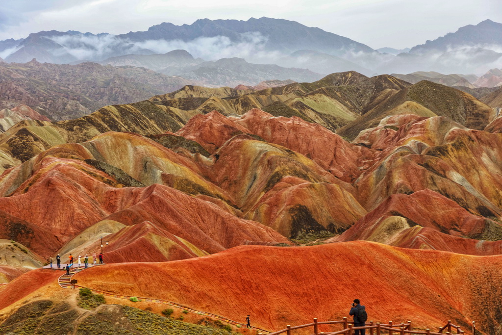 甘肃张掖：雨后丹霞更艳丽