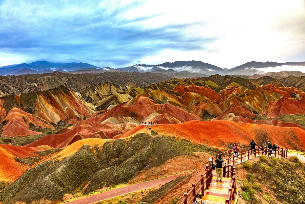 甘肃张掖：雨后丹霞更艳丽