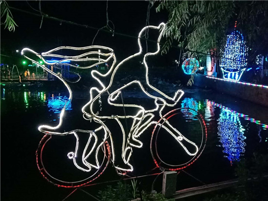 (有修改)【B】平頂山市魯山縣荷塘村:幹群協力連續4年舉辦“夏夜燈光秀”