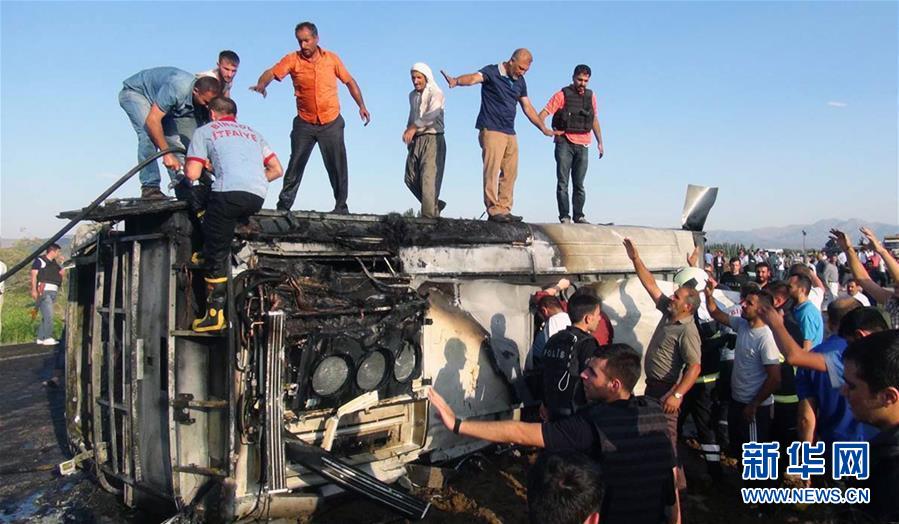 土耳其警方车辆遭爆炸袭击6死4伤
