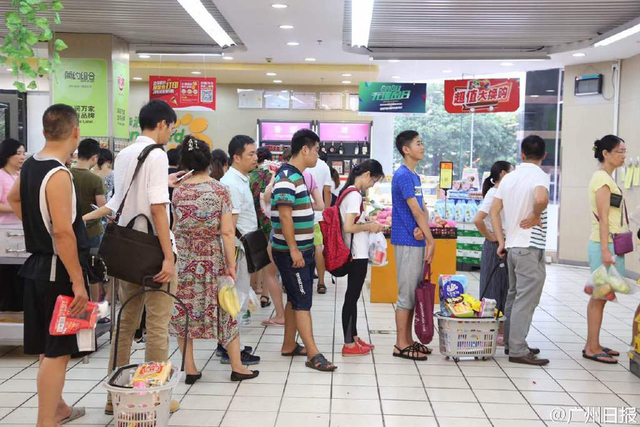 台风妮妲来袭市民超市抢购抗风食材组图