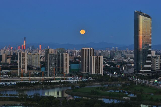 清晨，北京初升的朝阳照亮大地