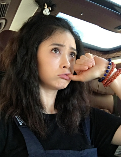 像吗?蒋欣扎丸子头玩自拍 咬指卖萌撞脸谢娜