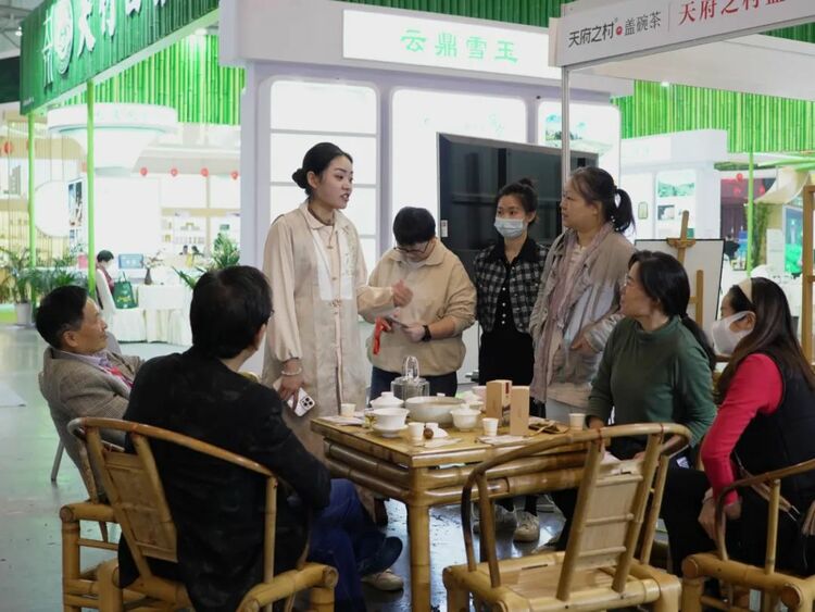 （转载）一边喝茶、一边交流 “天府之村”首次亮相四川国际茶博会