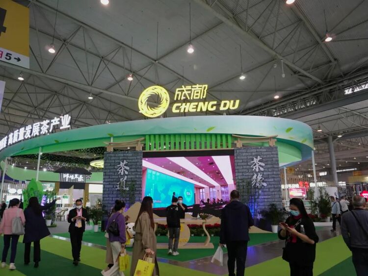 （转载）一边喝茶、一边交流 “天府之村”首次亮相四川国际茶博会