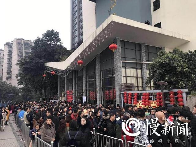 春节长江索道再成"网红" 游客排起百米长队