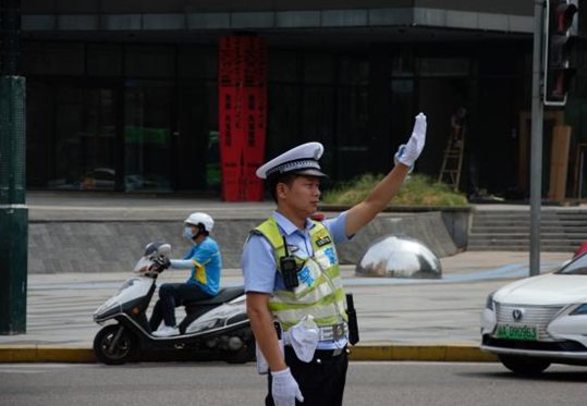 【原创】重庆九龙坡交巡警杨修：管好一片路 护好一城人_fororder_微信图片_20221011110354