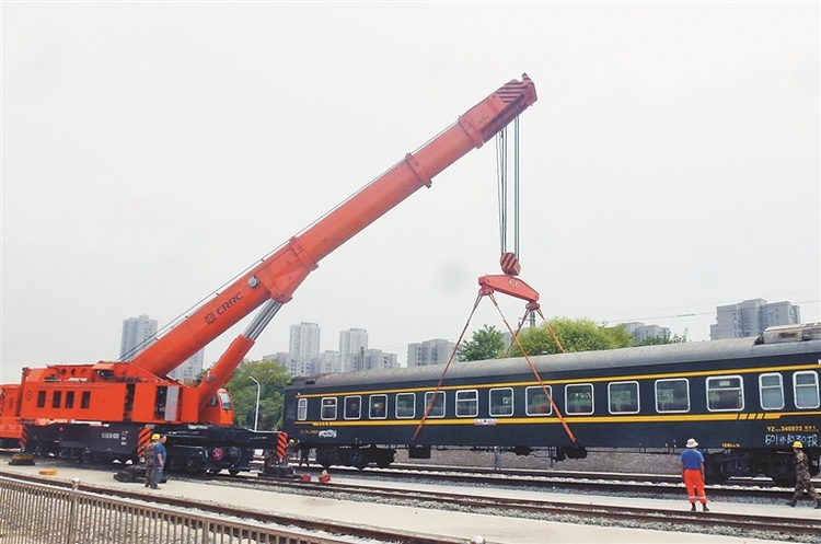 国内最强铁路起重机亮相
