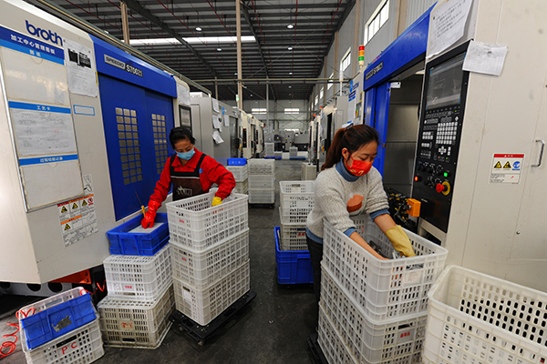 德阳中江县逐步恢复正常生产生活秩序_fororder_鑫瑞辰精密机械制造有限公司车间内工人们正在抓紧生产