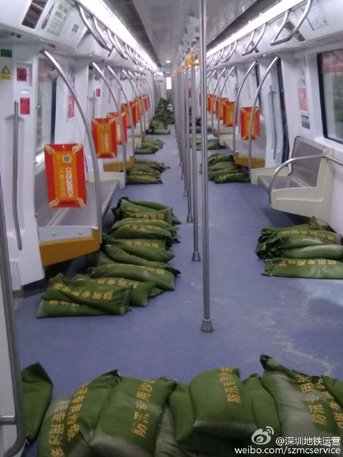 强台风“妮妲”登陆广东 地铁车厢堆满沙袋