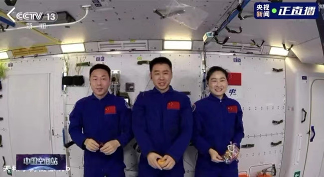 “天宫课堂”第三课取得圆满成功 中国航天员首次在问天实验舱内进行太空授课_fororder_3