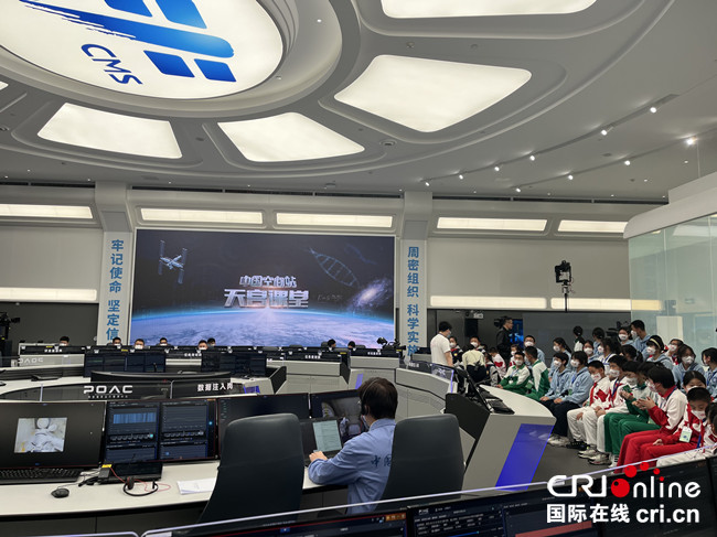 “天宫课堂”第三课取得圆满成功 中国航天员首次在问天实验舱内进行太空授课_fororder_1