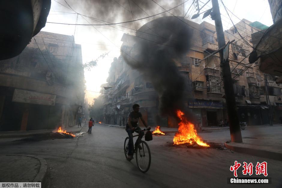叙利亚民众焚烧轮胎产生黑烟 躲避战斗机空袭