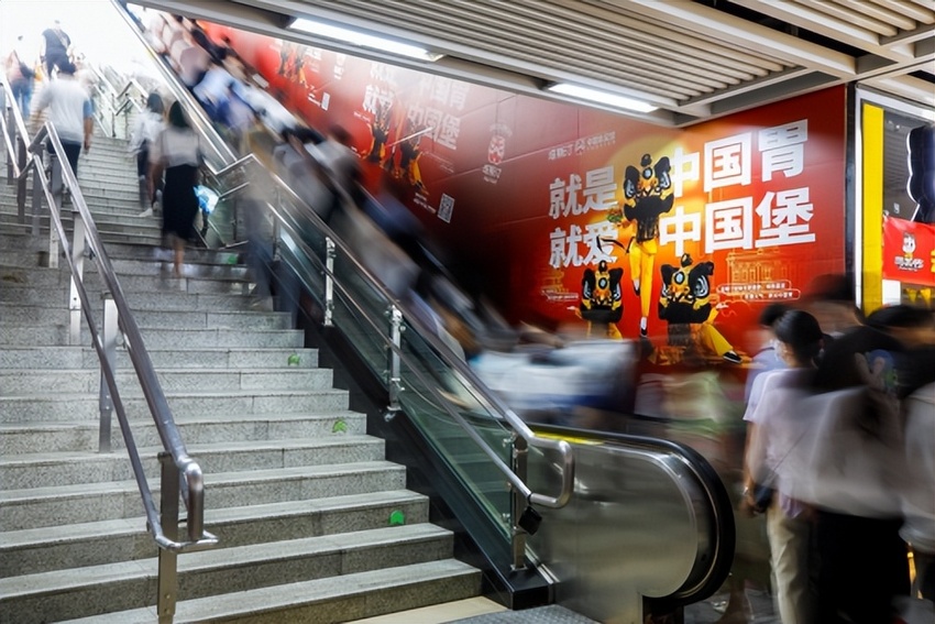 实力霸屏 塔斯汀中国汉堡专列亮相武汉地铁