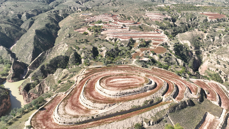 榆林市靖邊縣畔溝便民服務中心:一體推進“山水林田壩草沙”綜合治理_fororder_畔溝梯田 (3)