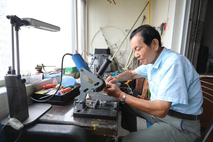 儿子带93岁父亲游西藏 只为给他一份特殊的教师节礼物