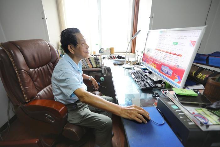 儿子带93岁父亲游西藏 只为给他一份特殊的教师节礼物