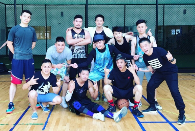 陈赫与邓超打篮球 趁机打了一下超哥屁股