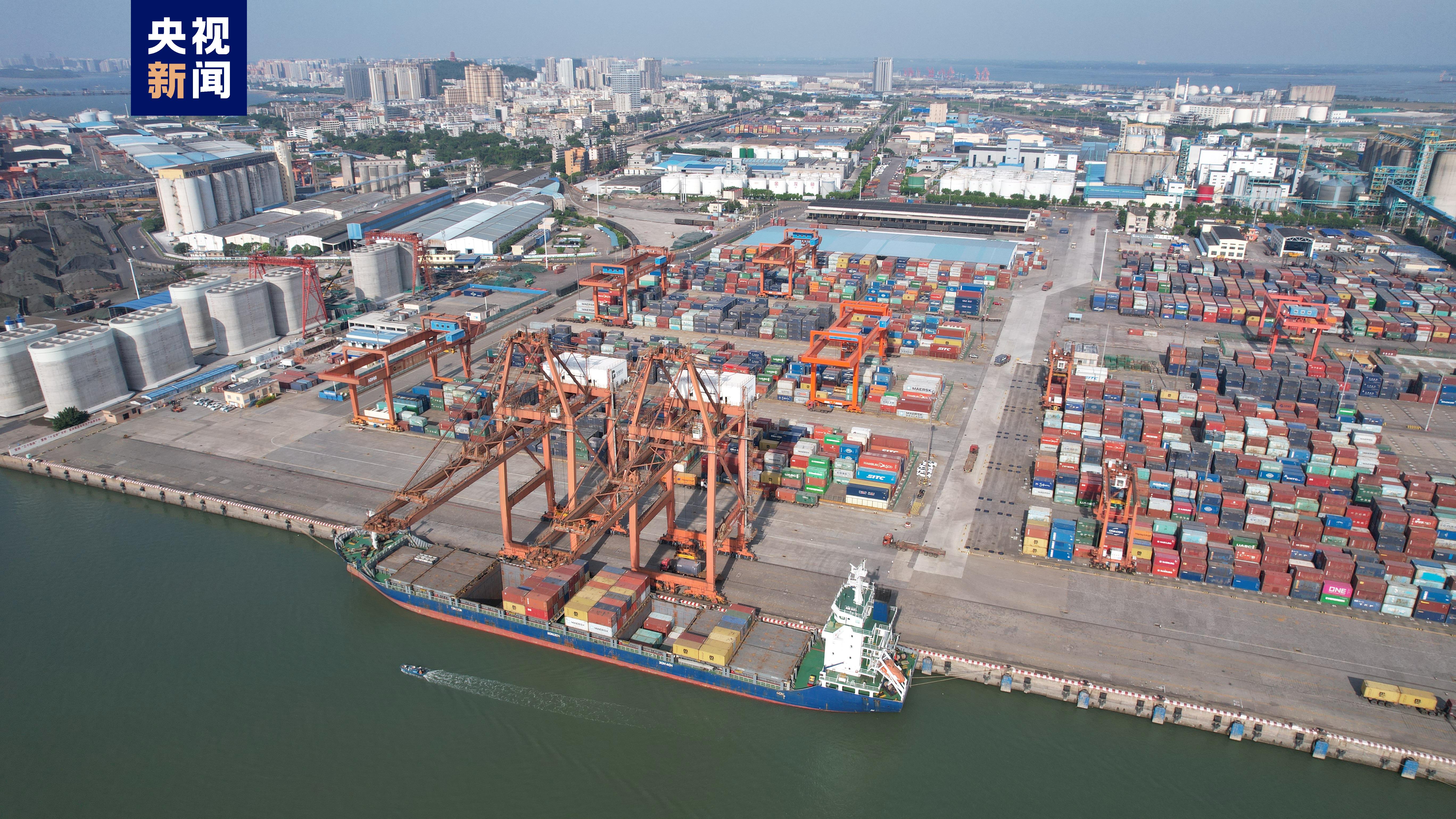 西部陆海新通道显活力 广西防城港码头货物吞吐量破亿吨