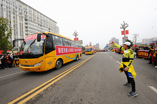 致敬！感恩！德阳中江县热烈欢送支援中江抗疫工作队返程_fororder_市民自发欢送