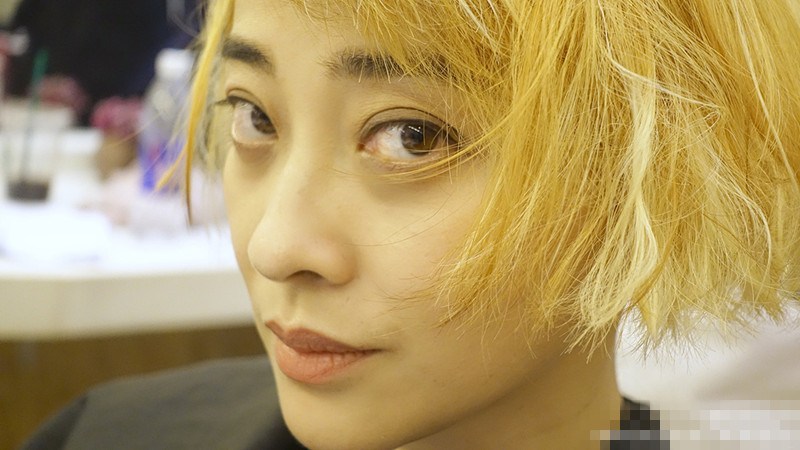 梅婷告别“黑线妈妈” 全新造型酷范儿十足