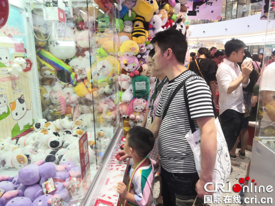 【CRI专稿 列表】重庆来福士购物中心开业 娃娃机店受山城市民热捧