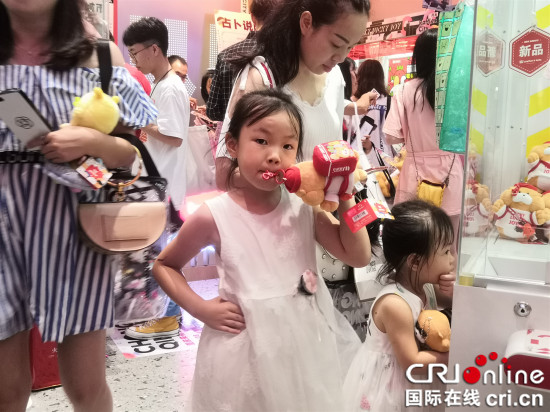 【CRI專稿 列表】重慶來福士購物中心開業 娃娃機店受山城市民熱捧