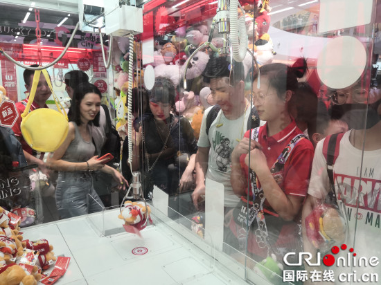 【CRI專稿 列表】重慶來福士購物中心開業 娃娃機店受山城市民熱捧