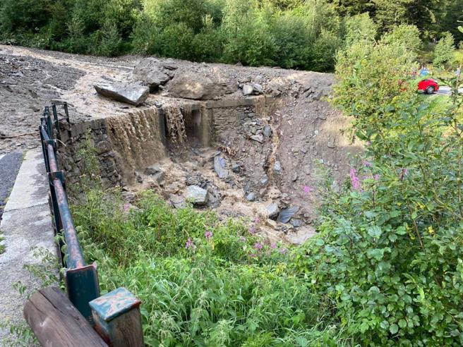 意大利阿尔卑斯山区泥石流冲走汽车 致3人死亡1人重伤