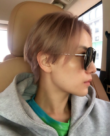 宋佳晒短发炫酷新造型 网友:差点看成鹿晗(图)