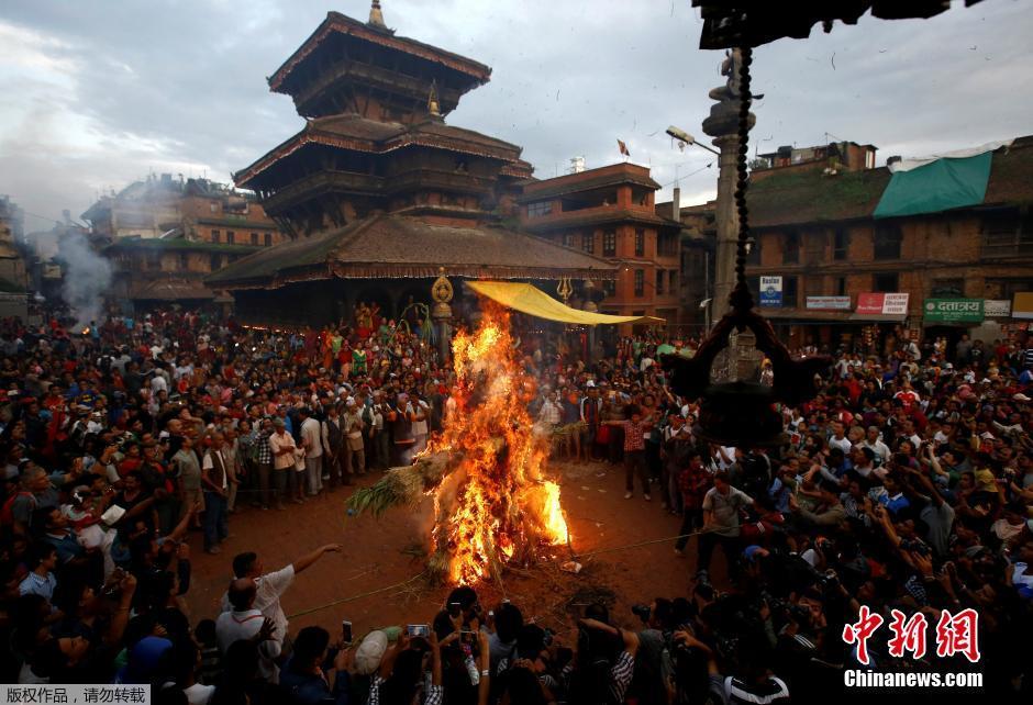 尼泊尔庆祝传统节日 当街焚烧稻草人驱魔避邪