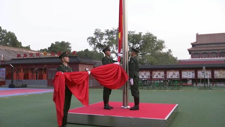 在天安门广场升起五星红旗！他圆梦了！