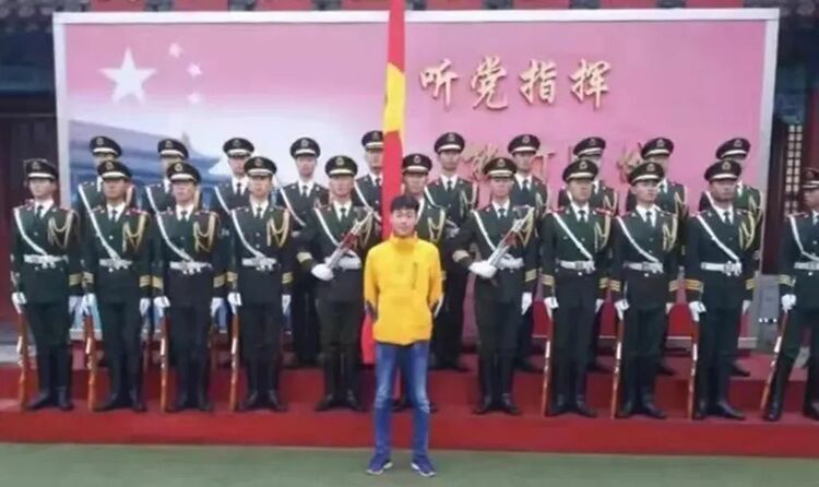在天安门广场升起五星红旗！他圆梦了！