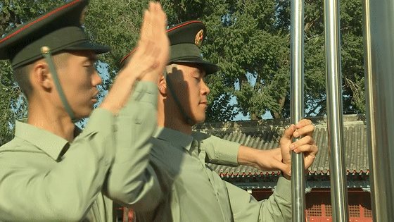 在天安门广场升起五星红旗！他圆梦了！