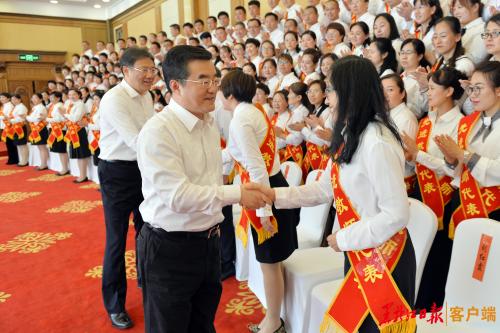 张庆伟书记向黑龙江广大教师和教育工作者致以节日问候