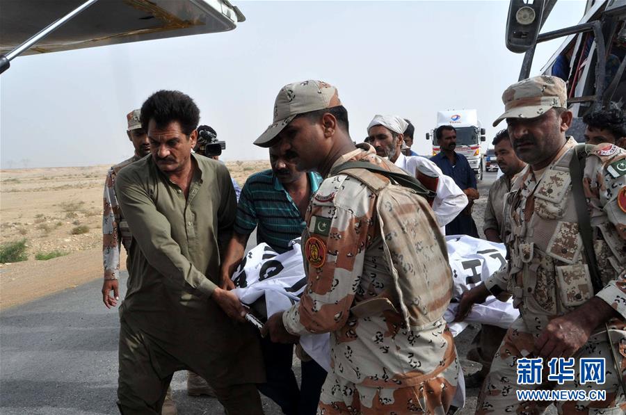 巴基斯坦客车与拖车相撞致12死30伤