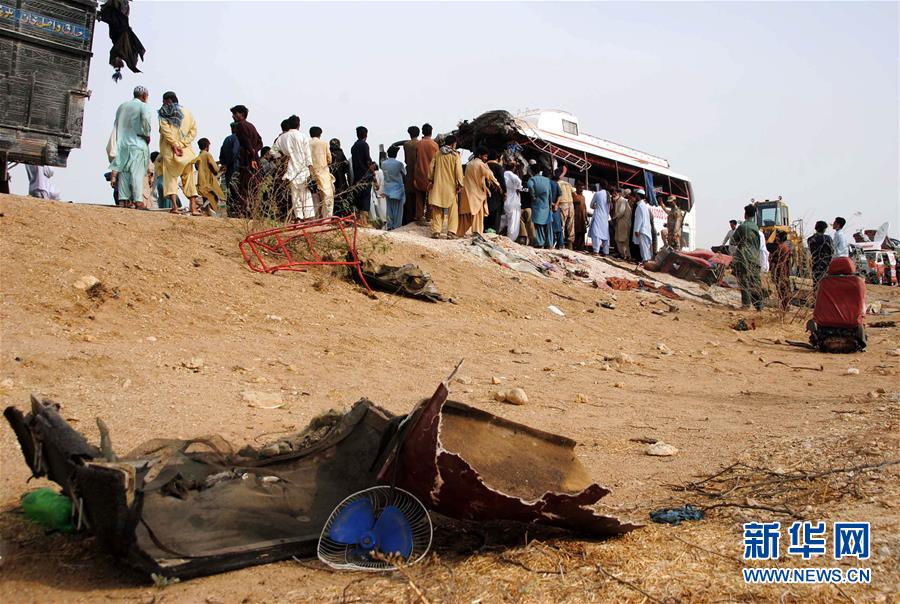 巴基斯坦客車與拖車相撞致12死30傷
