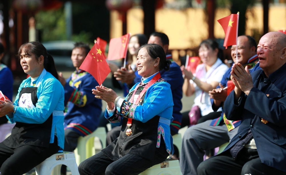 贵州各地党员干部群众收听收看党的二十大开幕会盛况_fororder_黔南4