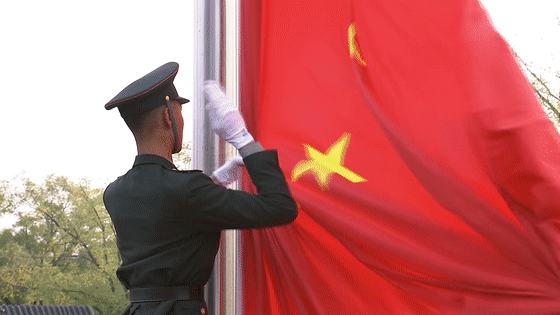 在天安门广场升起五星红旗！他圆梦了！
