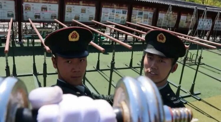 在天安门广场升起五星红旗！他圆梦了！