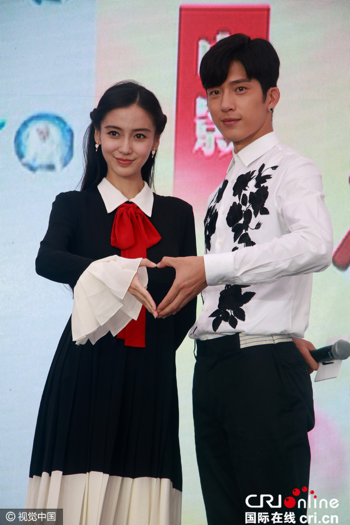 baby大门牙蹭口红搞笑表情不断与井柏然借位拥吻超亲昵