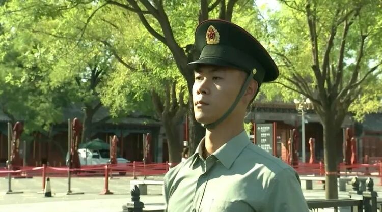 在天安门广场升起五星红旗！他圆梦了！