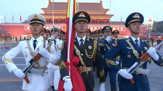 在天安门广场升起五星红旗！他圆梦了！