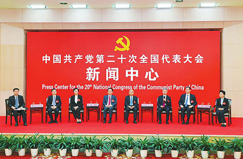 记者在分会场举手提问. 新华社记者 殷刚 摄