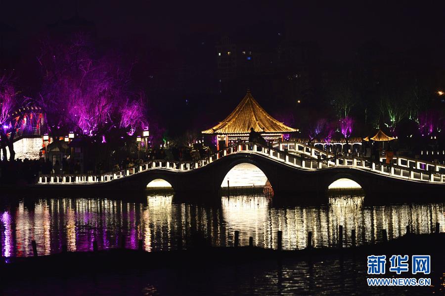 濟南大明湖流光溢彩 濟南大明湖流光溢彩