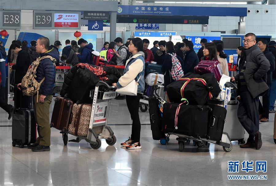 青島機場迎來返程高峰 青島機場迎來返程高峰