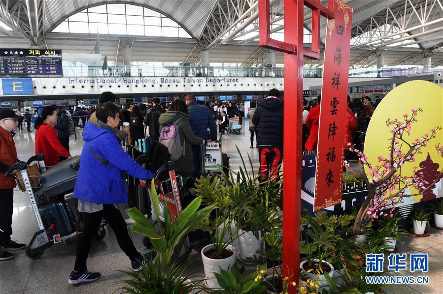 青島機場迎來返程高峰 青島機場迎來返程高峰