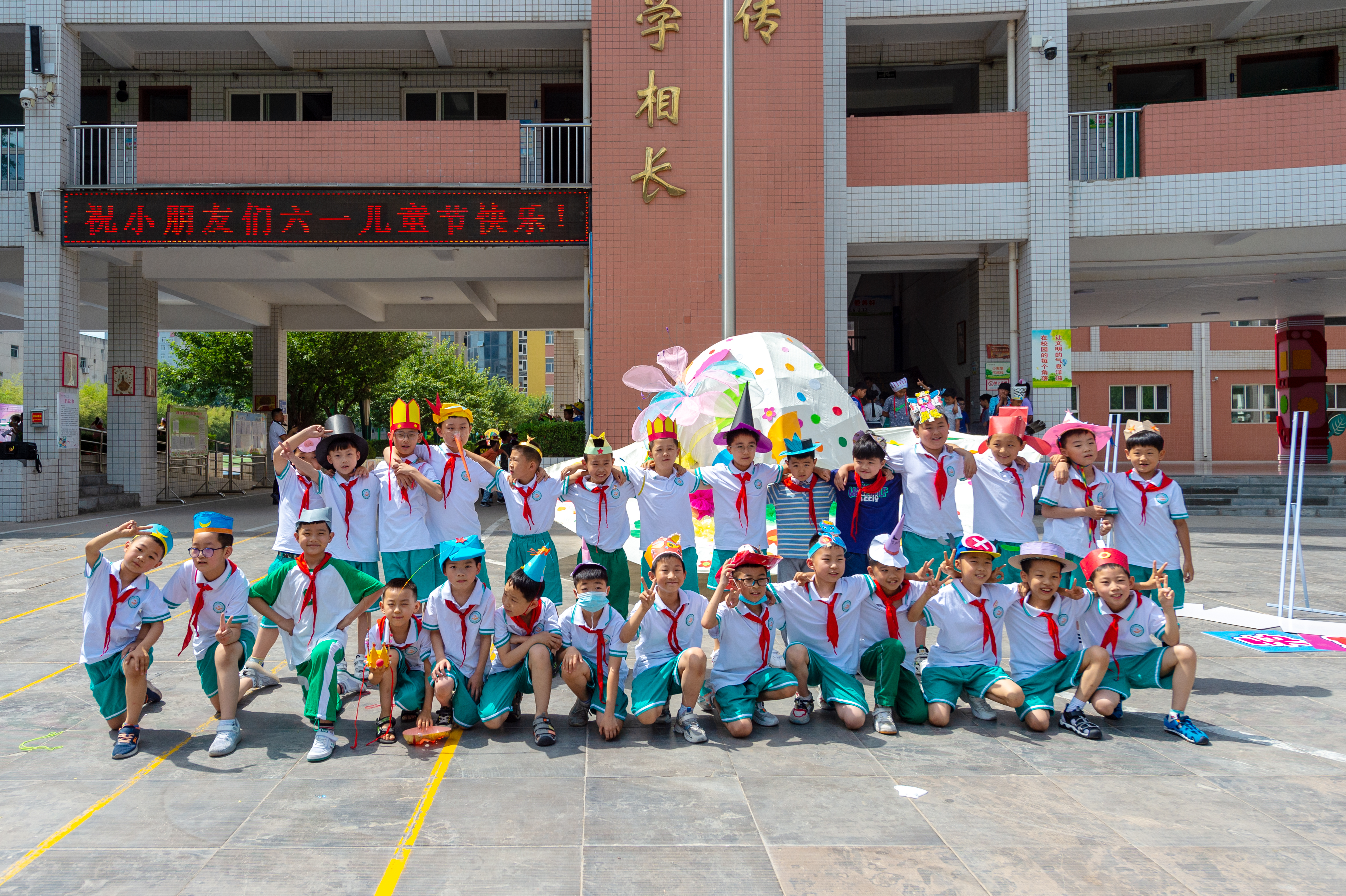 非凡十年｜渭南：設教育強市 辦好人民滿意的教育_fororder_臨渭區實驗小學以“帽子學問”為2022年“六一”活動主題，4000余頂形態各異的帽子穿梭于校園之中